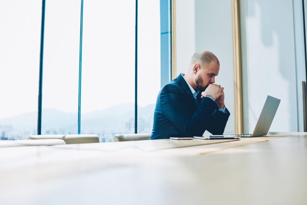 Man choosing an affiliate marketing niche on laptop, showing clear direction from broad ideas